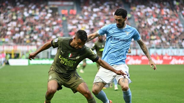 Soccer Football - Serie A - AC Milan v Lazio - San Siro, Milan, Italy - May 6, 2023 AC Milan's Junior Messias in action with Lazio's Luis Alberto REUTERS/Daniele Mascolo