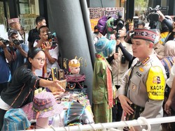 Polri Borong Tenun Manggarai di Festival Gua Batu Cermin, Side Event KTT ASEAN