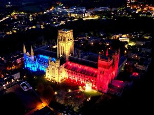 Potret Katedral Durham Berbalut Cahaya Bendera Britania Raya