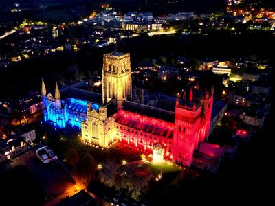 Potret Katedral Durham Berbalut Cahaya Bendera Britania Raya
