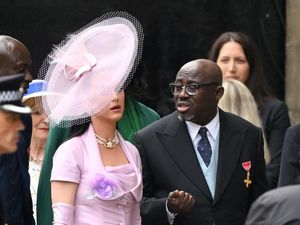 7 Gaya Katy Perry di Penobatan Raja Charles III, Topi Lebar Jadi Sorotan