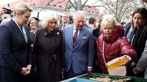 Raja Charles III Ajak Ratu Camila Blusukan ke Pasar hingga Dapur Darurat