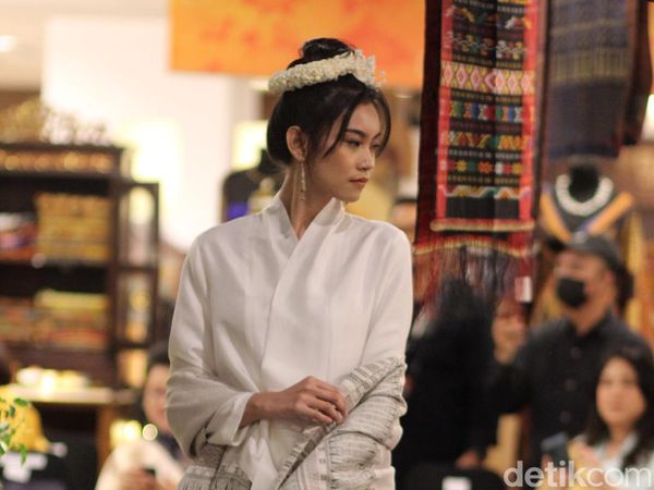 8 Pesona Tenun Ulos Desainer Torang Sitorus, Terbuat dari Benang Daur Ulang