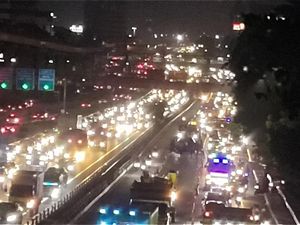 Ada 2 Titik Perbaikan Jalan, Lalin Pancoran Arah Cawang Macet Parah