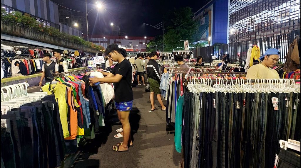 Lapak thrifting di tepi Jalan Pasar Senen.