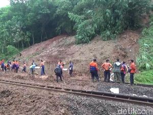 Jalur KA yang Sempat Tertutup Longsor di Purwakarta Kembali Bisa Dilalui Jalur KA yang Sempat Tertutup Longsor di Purwakarta Kembali Bisa Dilalui