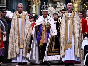 Raja Charles dan Camilla Lambaikan Tangan di Balkon Tanpa Pangeran Harry Raja Charles dan Camilla Lambaikan Tangan di Balkon Tanpa Pangeran Harry