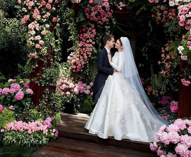 n selebritis yang kenakan gaun Dior untuk hari pernikahan