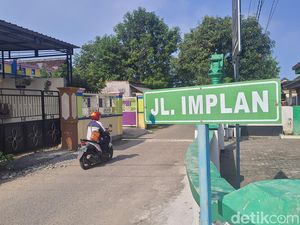 Saking Uniknya, Jalan Kondom dan Pil KB di Mojokerto Kerap Jadi Spot Selfie Saking Uniknya, Jalan Kondom dan Pil KB di Mojokerto Kerap Jadi Spot Selfie
