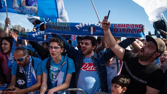 NAPLES, ITALY - MAY 05: Napoli fans waiting for the bus with Napoli players on May 05, 2023 in Naples, Italy. The Napoli players return to the Castel Volturno sports centre, after the trip to Udine which allowed them to win the Italian Football Championship. (Photo by Ivan Romano/Getty Images)