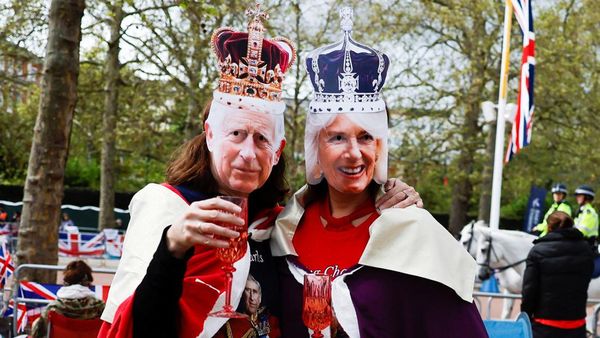 Pakai Mahkota, Warga Nonton Prosesi Penobatan Raja Charles