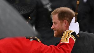 Pangeran Harry Penuh Senyum Hadiri Penobatan Raja Charles