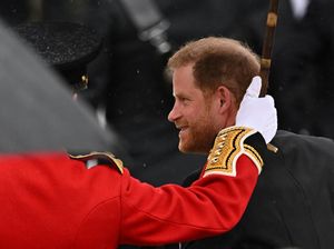 Pangeran Harry Penuh Senyum Hadiri Penobatan Raja Charles