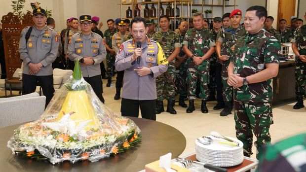 Panglima TNI Laksamana TNI Yudo Margono memberikan kejutan (surprise) kepada Kapolri Jenderal Listyo Sigit Prabowo di hari ulang tahunnya yang ke-54. (dok Puspen TNI)