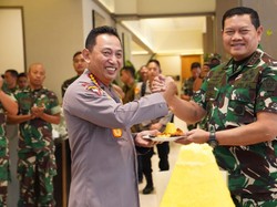 Momen Haru Kapolri Dapat Surprise Ulang Tahun Ke-54 dari Panglima TNI