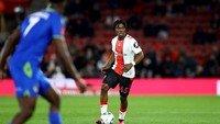 Gelandang bertahan Southampton yang masih berusia 19 tahun, Romeo Lavia turut dipantau Arsenal.  Chelsea dan Liverpool juga meminatinya (Getty Images)
