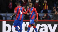 Dua pemain Crystal Palace masuk dalam radar Arsenal, mereka adalah bek tengah  Marc Guehi (22 tahun) dan penyerang sayap Wilfried Zaha (30 tahun). Soal Zaha, rumor The Gunners mau membelinya sudah terdengar dari tiga musim lalu tapi belum kejadian juga (Getty Images)