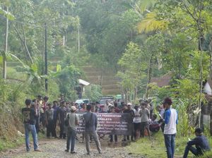 Geram Jalan di Tasik Rusak Parah, Warga: Sudah 26 Tahun Dibiarkan
