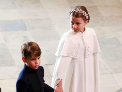 Putri Charlotte Cantik dengan Gaun dan Jubah Putih di Penobatan Raja Charles