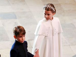 Putri Charlotte Cantik dengan Gaun dan Jubah Putih di Penobatan Raja Charles Putri Charlotte Cantik dengan Gaun dan Jubah Putih di Penobatan Raja Charles