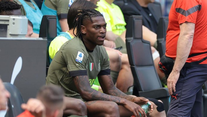 MILAN, ITALY - MAY 06: Rafael Leao of AC Milan reacts as he takes his place on the bench after being substituted due to injury during the Serie A match between AC Milan and SS Lazio at Stadio Giuseppe Meazza on May 06, 2023 in Milan, Italy. (Photo by Jonathan Moscrop/Getty Images)