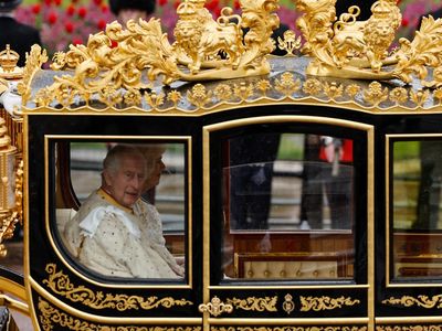 Raja Charles Naik Kereta Kencana ke Westminster Abbey untuk Penobatan