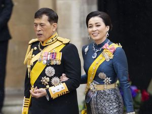 Most Pop: Jarang Tersorot, Foto Istri Sah Raja Thailand di Penobatan Charles Most Pop: Jarang Tersorot, Foto Istri Sah Raja Thailand di Penobatan Charles