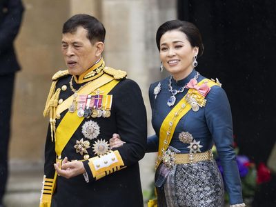 Foto: Raja Thailand Gandeng Istri Resmi di Penobatan Charles, Ukir Sejarah
