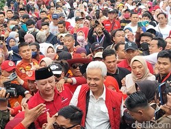 Ganjar Lanjutkan Safari di Jatim, Sapa Pendukung Bareng Walkot Surabaya