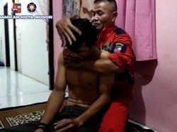 Cerita Petugas Damkar yang Viral Tangani Warga Kesurupan di Bogor