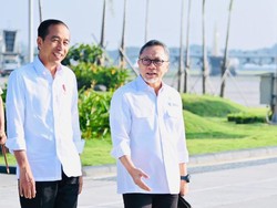 Gaya Zulkifli Hasan ke Lampung Bikin Salfok, Pakai Sneakers Brand Lokal Ini