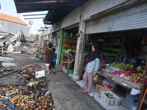 Pedagang Ambil Barang Sisa Kebakaran Pasar Semat Sari-Kendala Suplai Air
