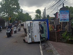 Truk Angkut Pasir Terguling gegara Poros Roda Patah dan Terlepas
