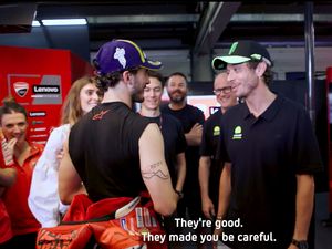 Ternyata Valentino Rossi Bilang Gini ke Bagnaia usai Menang MotoGP Jerez Ternyata Valentino Rossi Bilang Gini ke Bagnaia usai Menang MotoGP Jerez