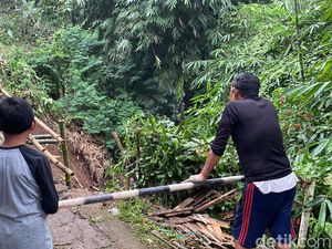 Pemkot Janji Tangani Jalan yang Rusak Tergerus Longsor di Ciumbuleuit Pemkot Janji Tangani Jalan yang Rusak Tergerus Longsor di Ciumbuleuit