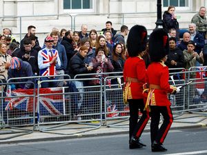 Hari Penobatan, Charles Menuju Westminster Abbey dengan Kereta Kencana