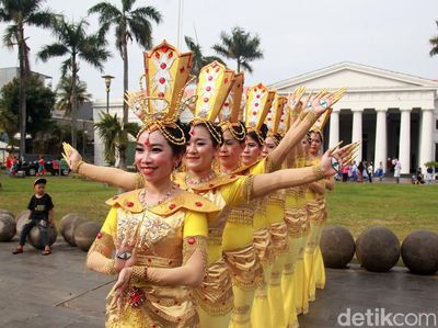 Warna-warni Penari Meriahkan World Dance Day di Kota Tua Jakarta