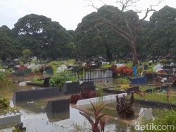 Ribuan Kuburan di TPU Tunggul Hitam Padang Kebanjiran