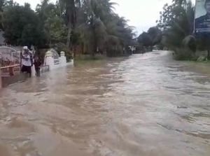 Sempat Putus Akibat Banjir, Jalur Lintas Barat Sumatera Sudah Dibuka Sempat Putus Akibat Banjir, Jalur Lintas Barat Sumatera Sudah Dibuka