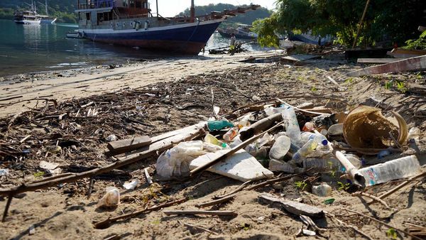 Bersihkan Sampah Plastik untuk Menjaga Bumi Labuan Bajo