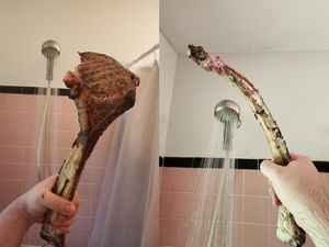 Demi Uang, Pria Ini Bikin Konten Makan Daging Tomahawk di Toilet