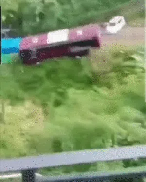 Bus Terjun ke Jurang Guci Tegal Sempat Tabrak Warung di Tepi Jalan Bus Terjun ke Jurang Guci Tegal Sempat Tabrak Warung di Tepi Jalan