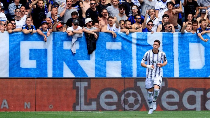 BERGAMO, ITALY - MAY 07: Dusan Vlahovic of Juventus FC reacts at the fans of Atalanta BC during the Serie A match between Atalanta BC and Juventus at Gewiss Stadium on May 07, 2023 in Bergamo, Italy. (Photo by Giuseppe Cottini/Getty Images)