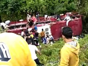 Bus Terjun ke Jurang Guci Tegal Angkut Rombongan Peziarah Asal Tangerang Bus Terjun ke Jurang Guci Tegal Angkut Rombongan Peziarah Asal Tangerang