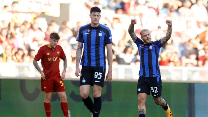 ROME, ITALY - MAY 06: Federico Dimarco of FC Internazionale celebrates after scoring his teams first goal during the Serie A match between AS Roma and FC Internazionale at Stadio Olimpico on May 6, 2023 in Rome, Italy. (Photo by Matteo Ciambelli/DeFodi Images via Getty Images)