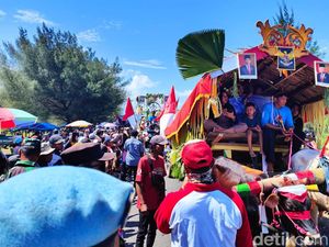 Ribuan Orang Serbu Pantai Watu Ulo Jember Nikmati Festival Pegon