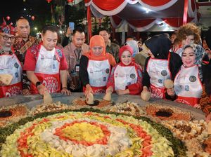 Ngulek Bareng di Festival Rujak, Harapan Khofifah soal Ragam Budaya Jatim Ngulek Bareng di Festival Rujak, Harapan Khofifah soal Ragam Budaya Jatim