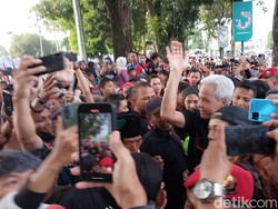 Teriakan Glory-Glory Ganjar Presiden Menggema di Alun-Alun Jember