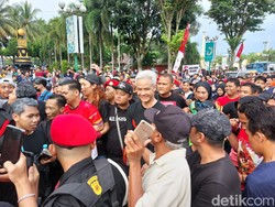 Saat Glory-Glory Ganjar Presiden Menggema di Alun-alun Jember