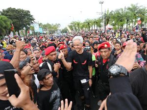 Ganjar Diteriaki Yel-yel Jadi Presiden Ala Fans MU di CFD Jember